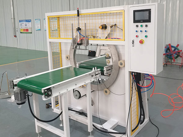 Horizontal winding packaging machine