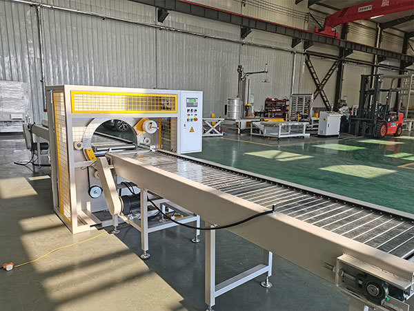 Horizontal winding packaging machine