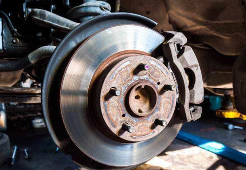 Does the brake disc have grooves that need to be replaced