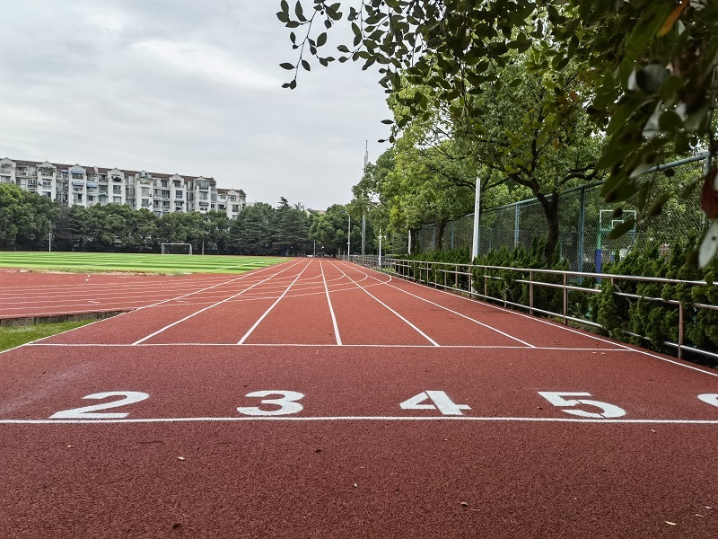 How long does the campus construction plastic runway need to dry before it can be used?
