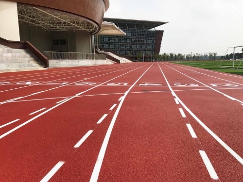 Self-knotted plastic runway