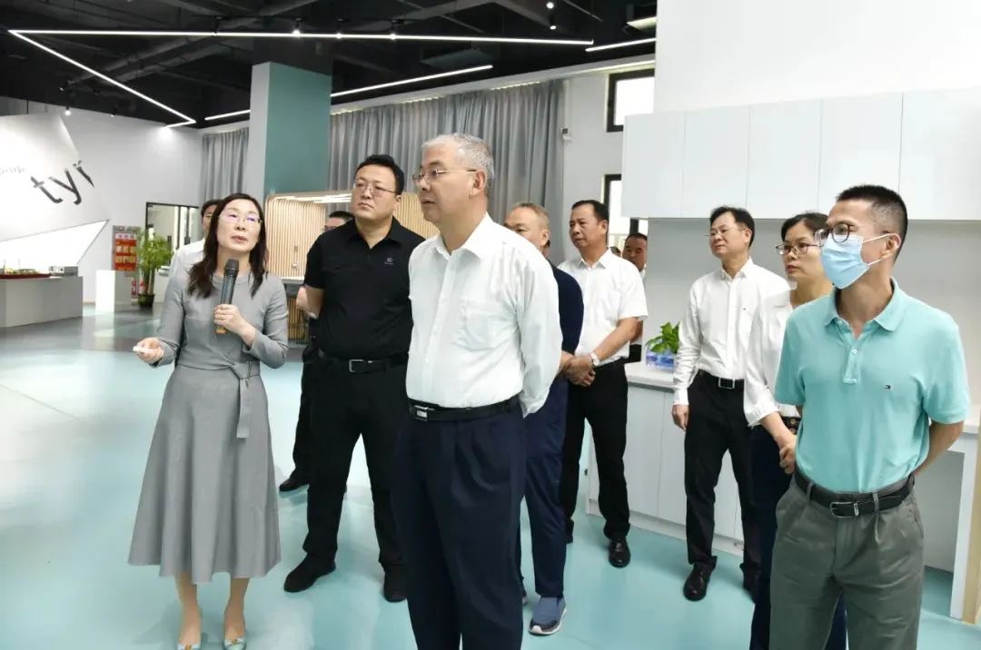 The research group of the Provincial People's Congress visited Letaron to investigate the implementation of 