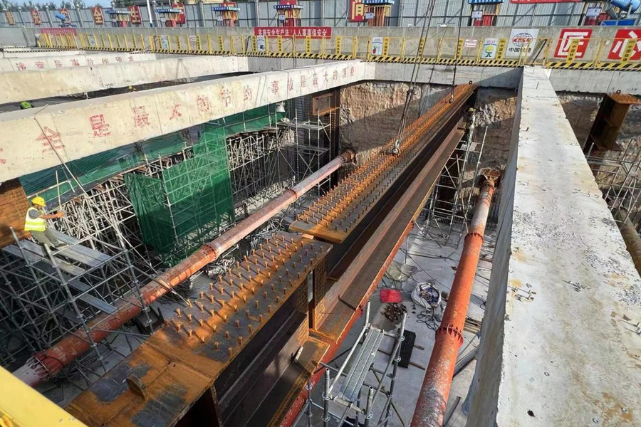 Installation of steel beams and columns on Jinan Metro Line 4 of China Railway 12th Bureau Group (1200 tons of steel beams and columns)