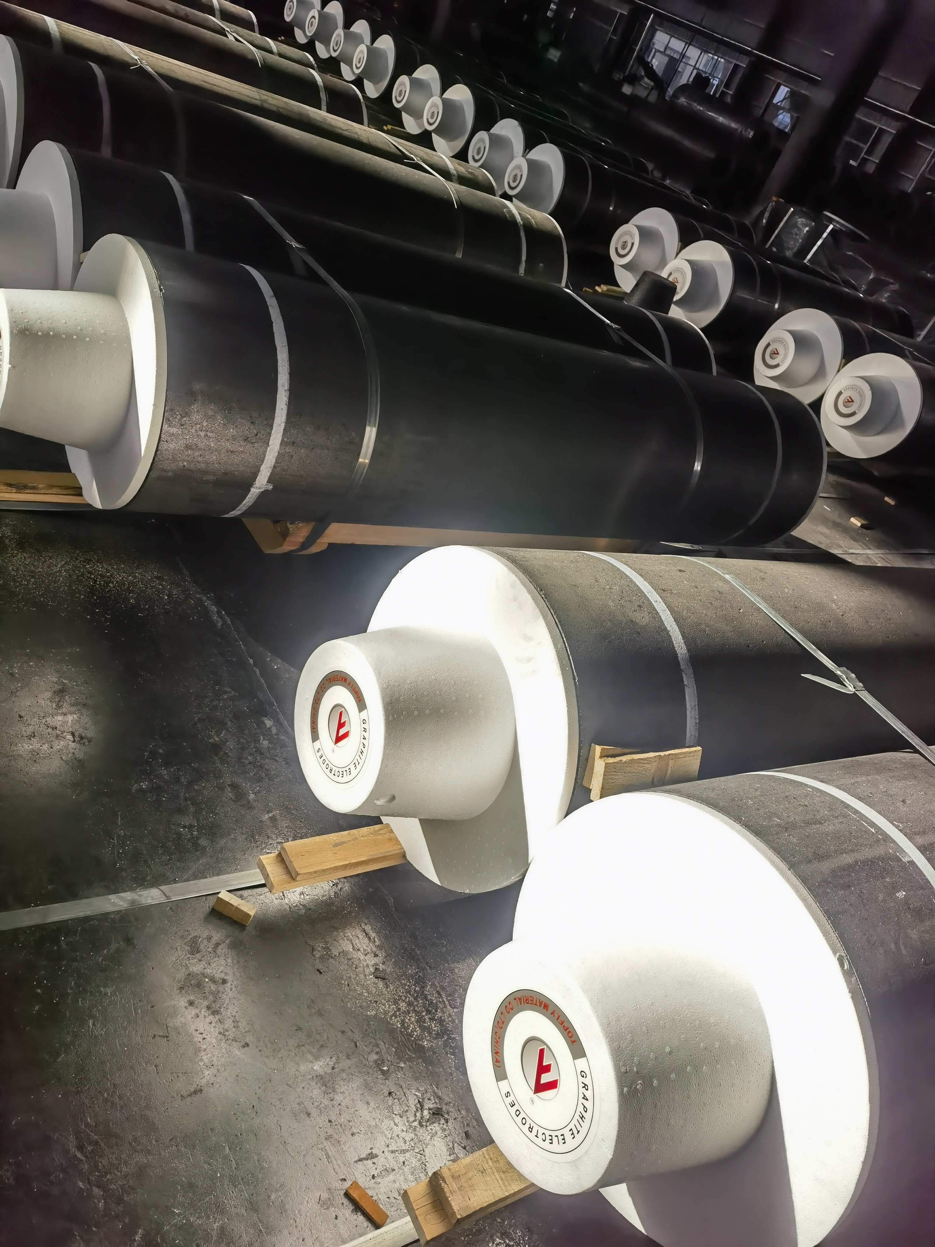 LARUGE DIAMETER UHP GRAPHITE ELECTRODE