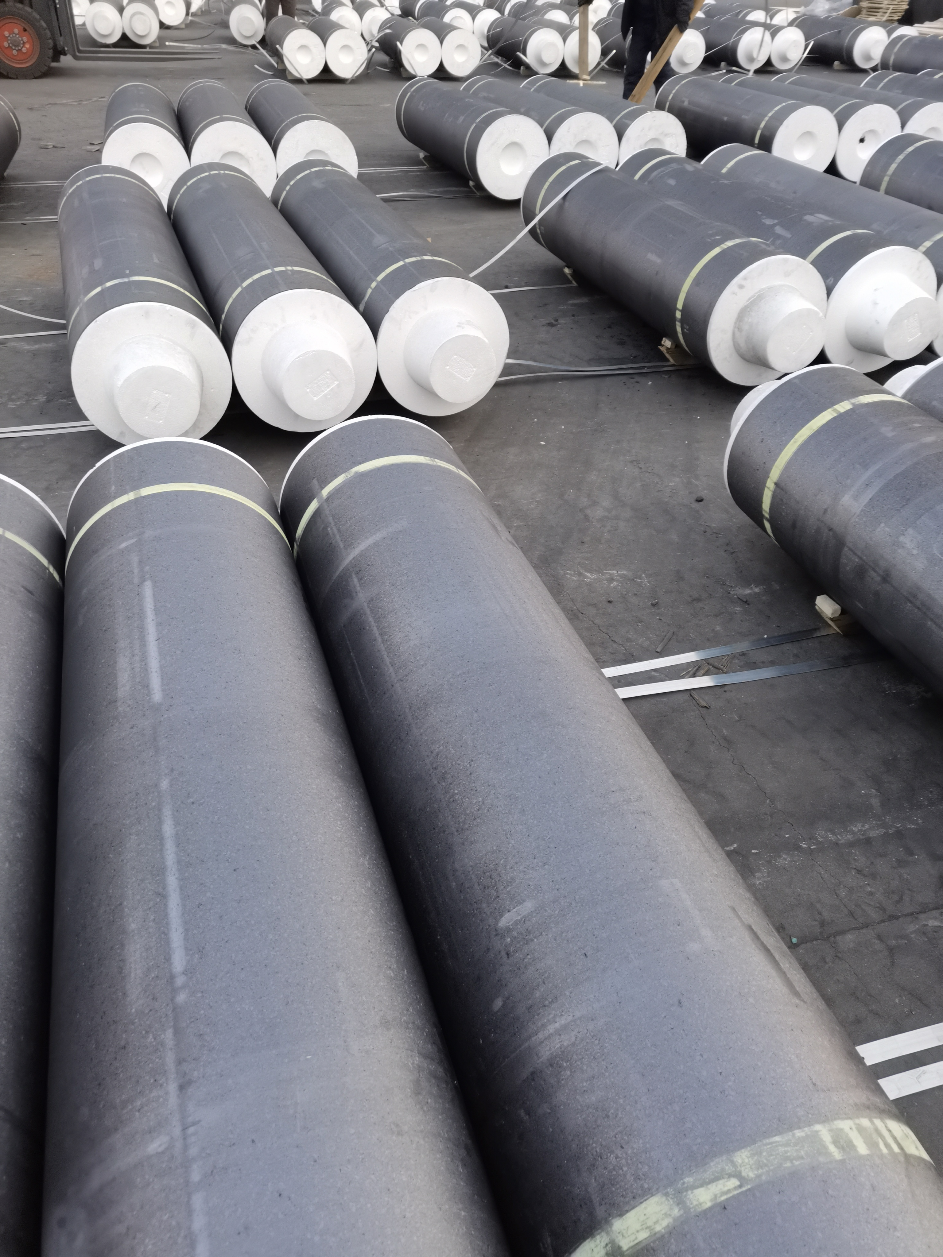 MEDIUM DIAMETER HP GRAPHITE ELECTRODE