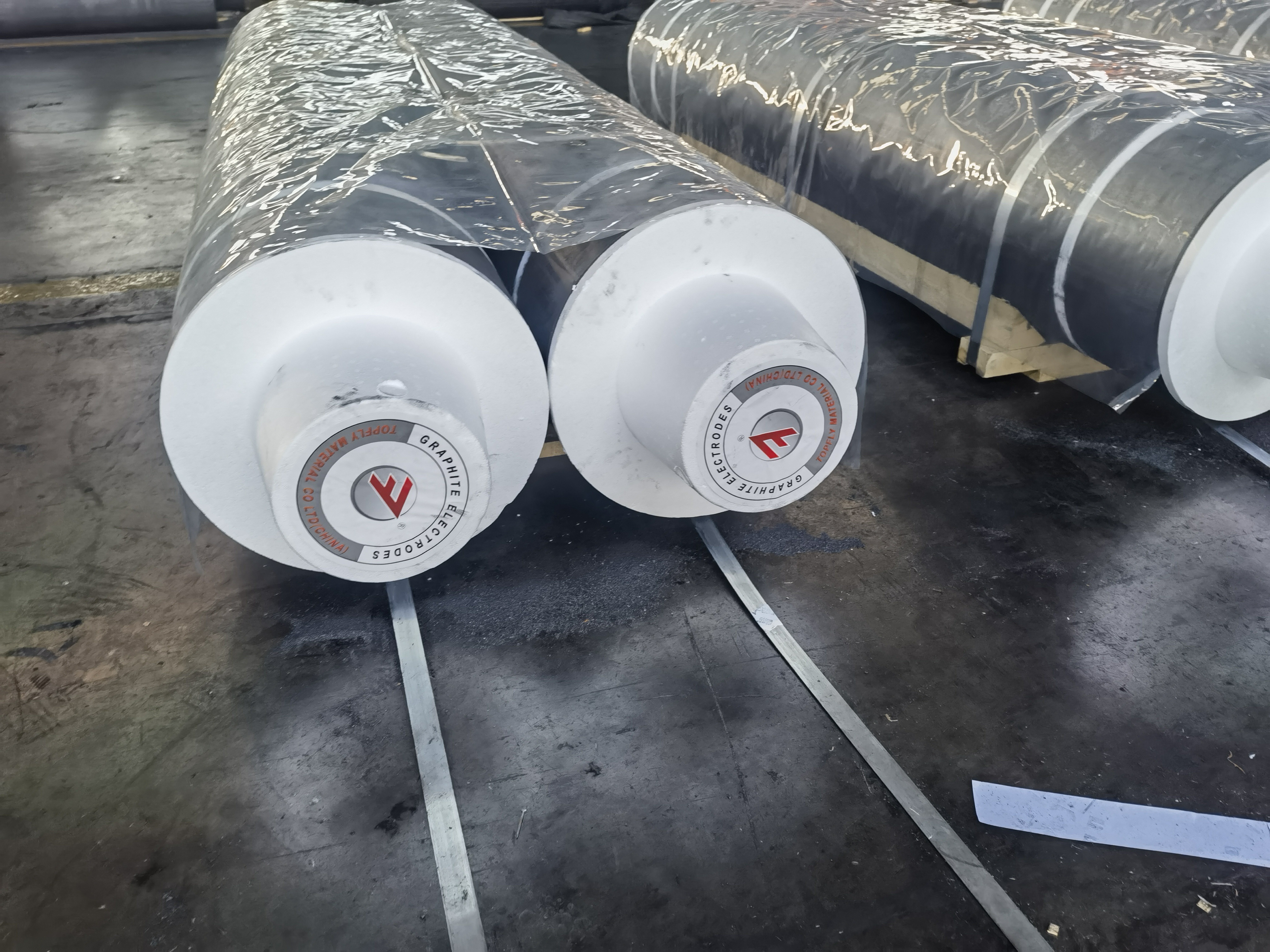 MEDIUM DIAMETER UHP GRAPHITE ELECTRODE