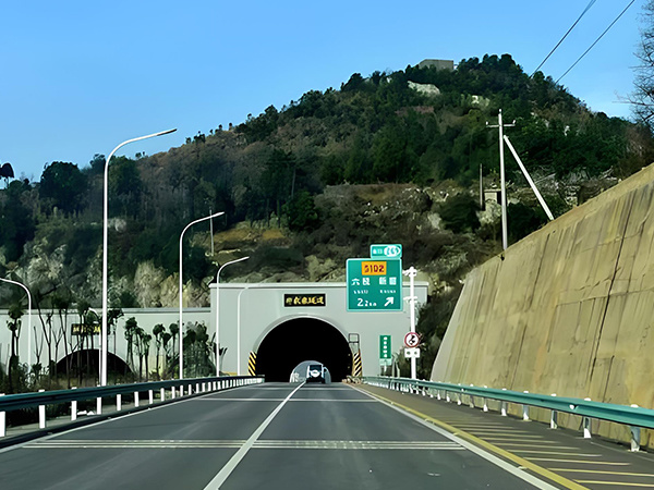 Liuzhi-Anlong Expressway in Guizhou Province Liuzhi-Anlong Expressway in Guizhou Province