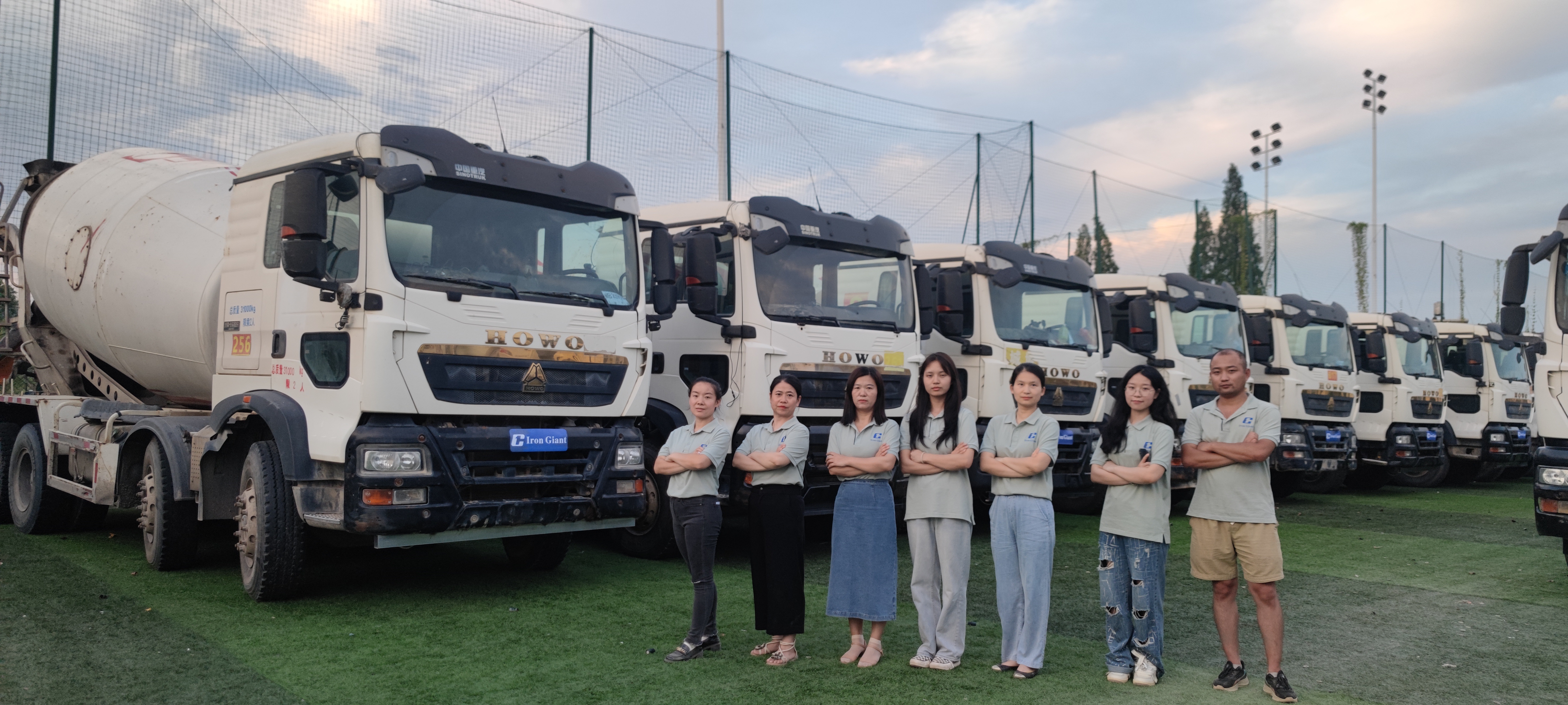 El sitio vende una gran cantidad de camiones mezcladores Zoomlion y Sany.