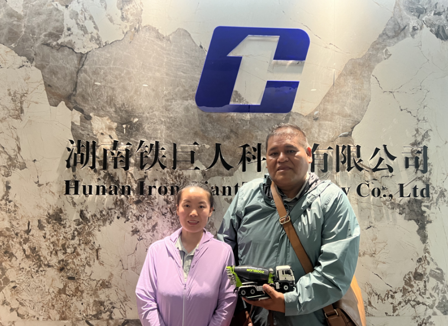 Clientes peruanos visitaron nuestra empresa y el sitio del camión mezclador. Clientes peruanos visitaron nuestra empresa y el sitio del camión mezclador.