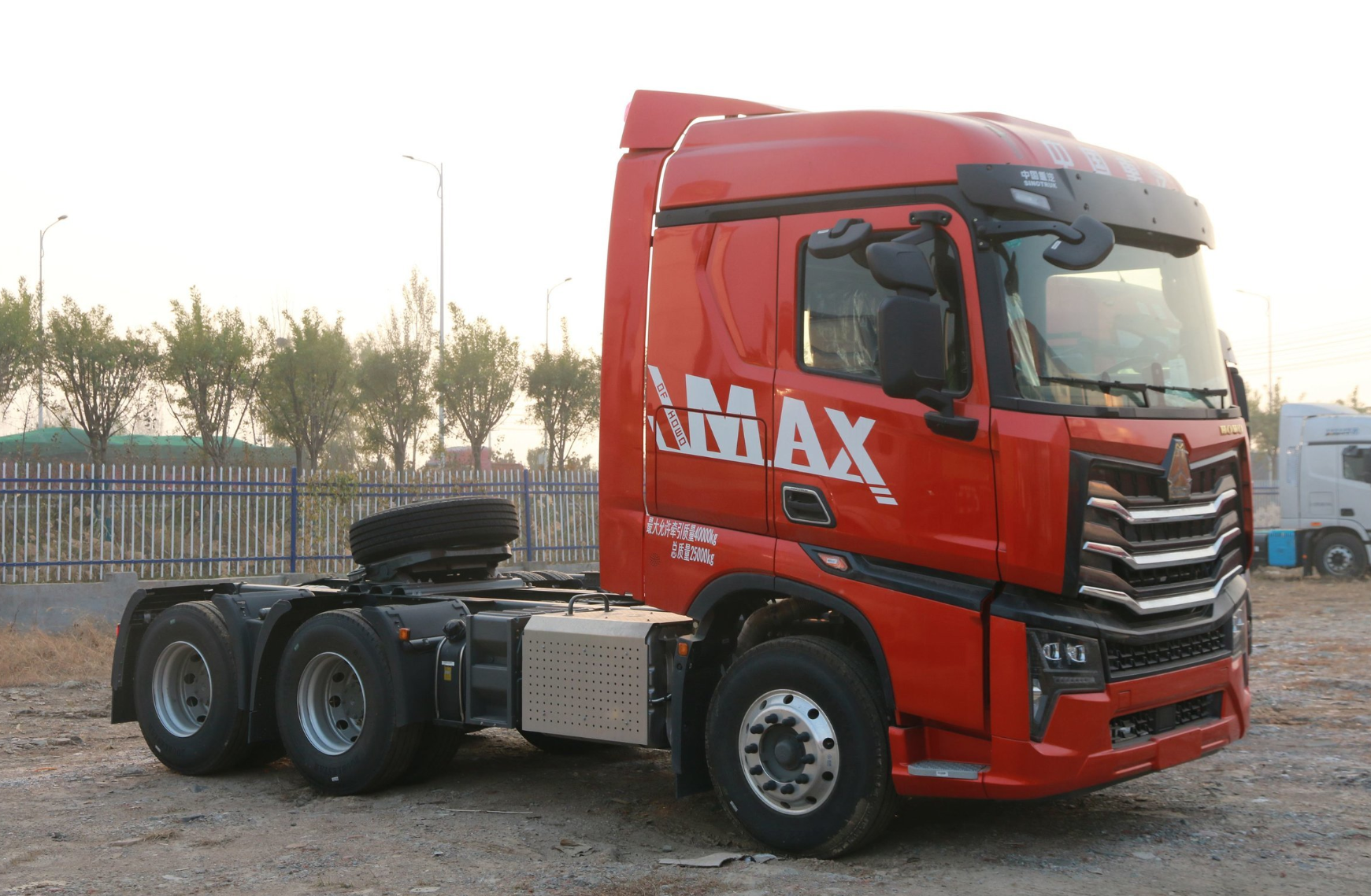 豪沃MAX WP12T 500马力牵引车