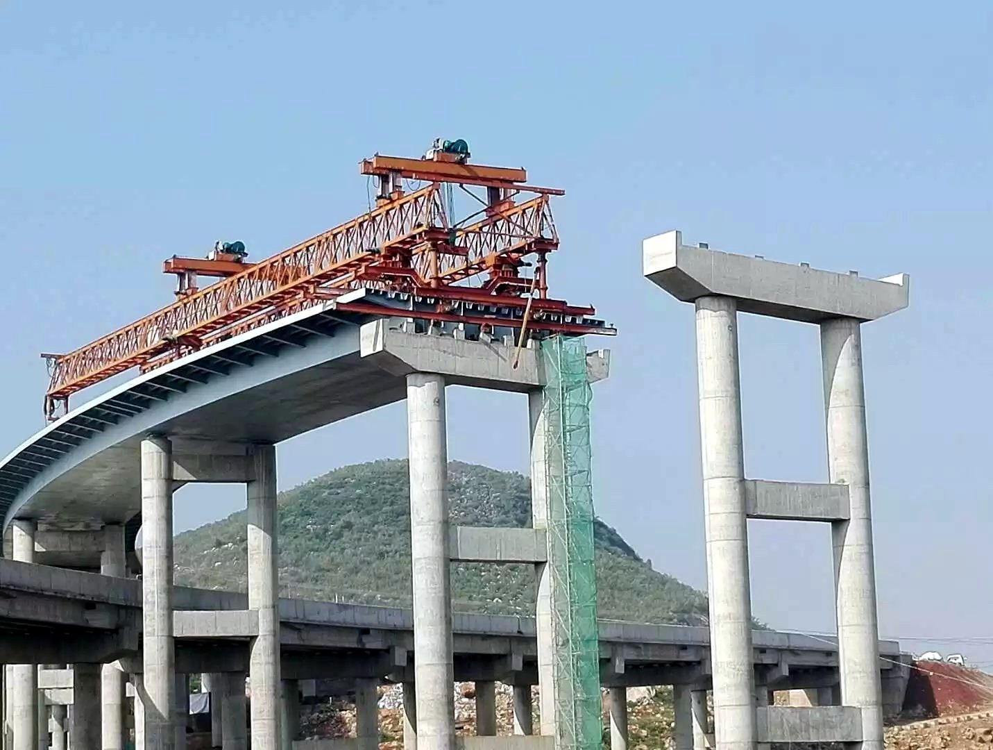 Kunming Mingbo Interchange Bridge across the Chengkun Railway steel box girder project