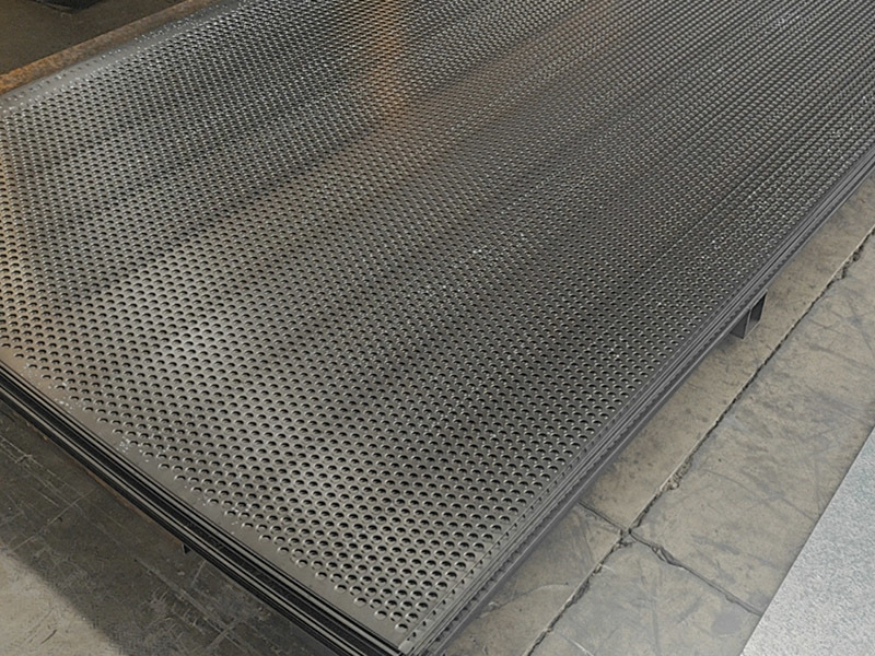لوحة مثقوبة