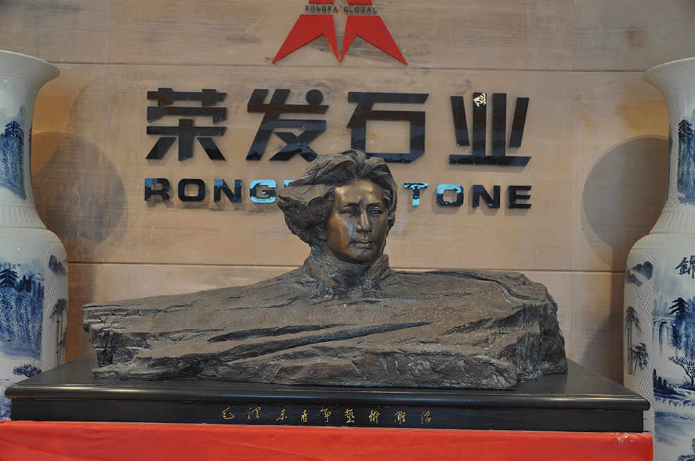 毛澤東青年藝術(shù)雕像