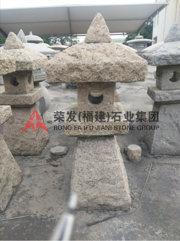 四方自然石灯