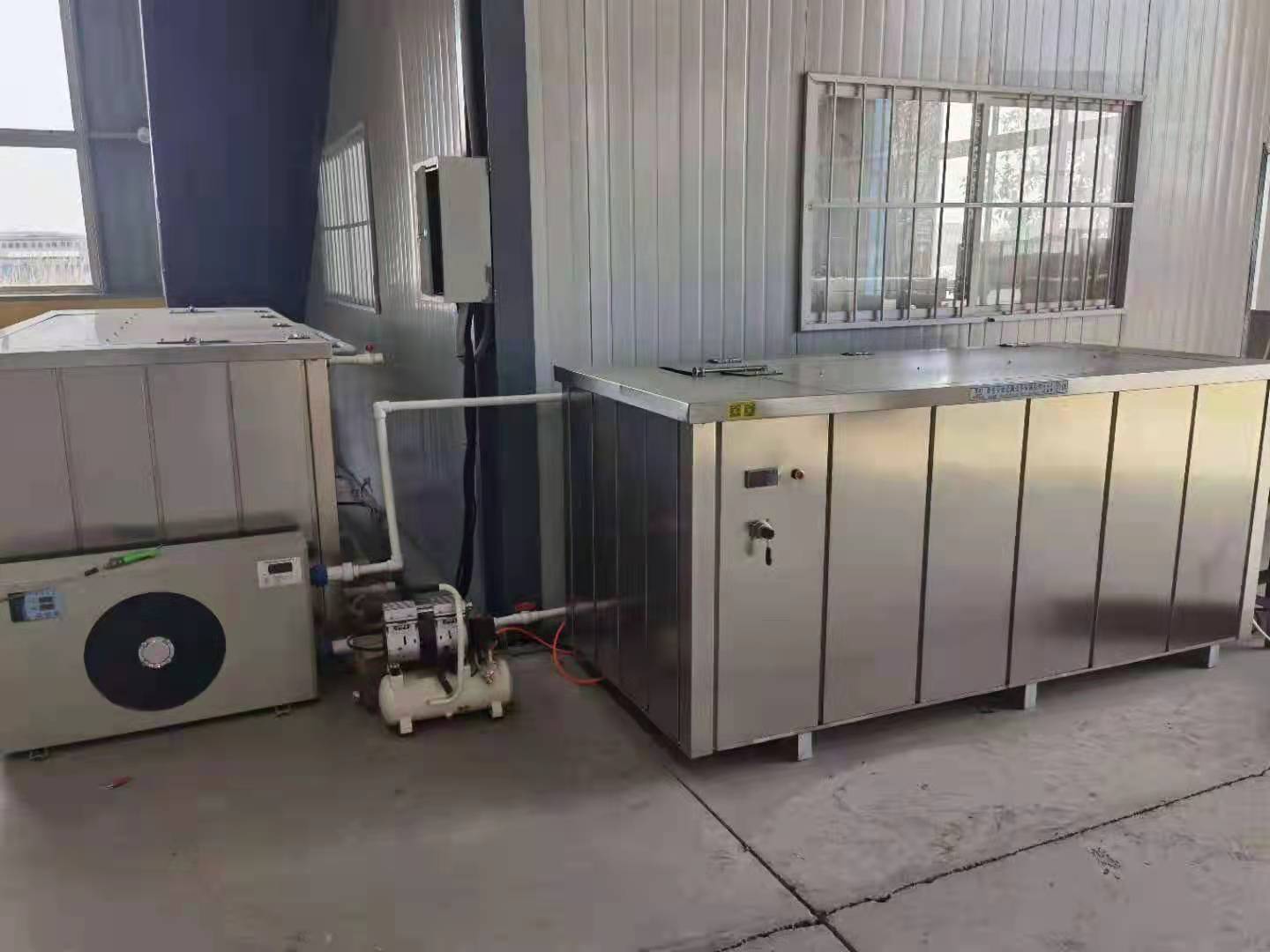 Constant temperature box for medium