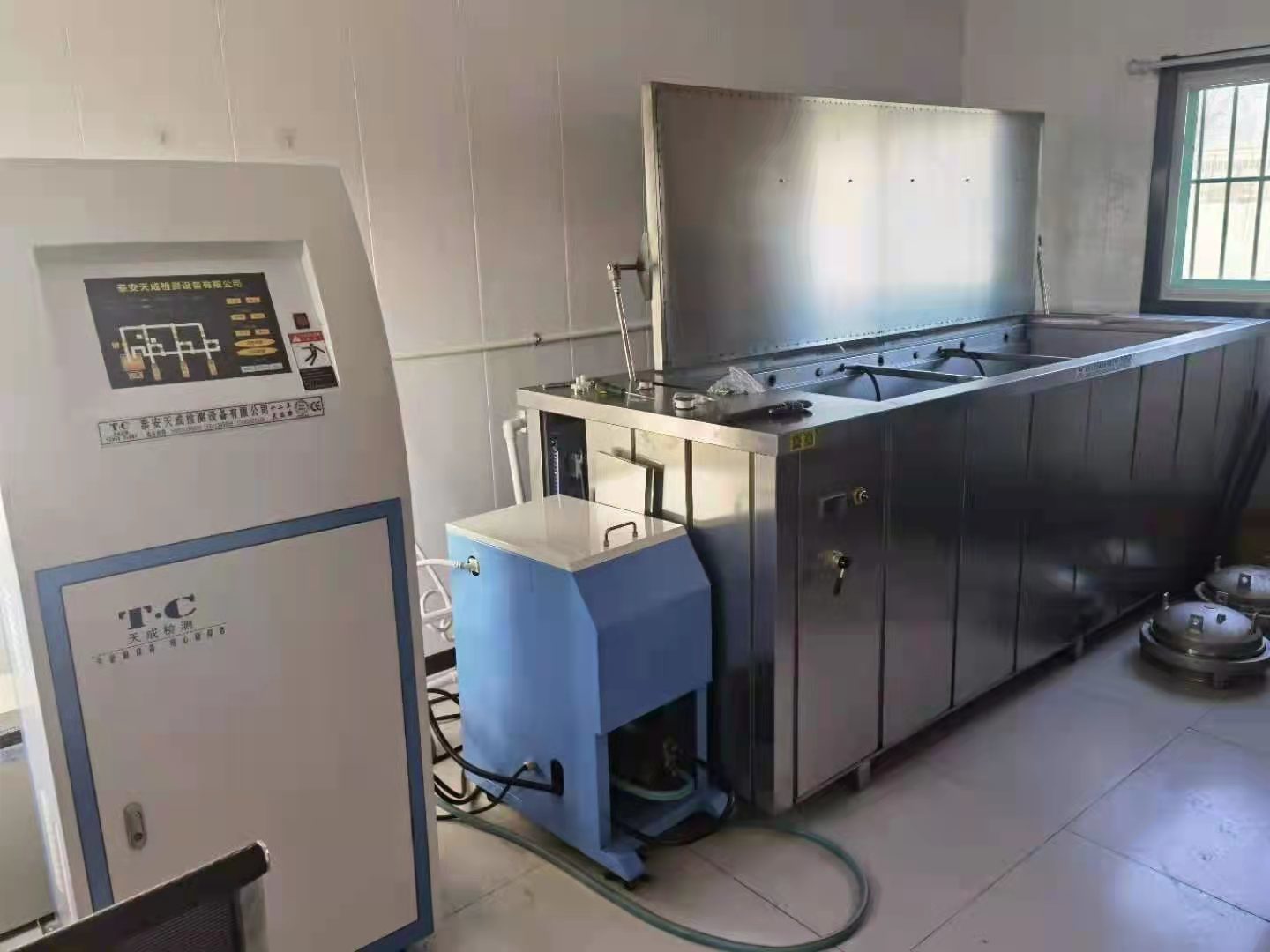 Hydrostatic testing machine