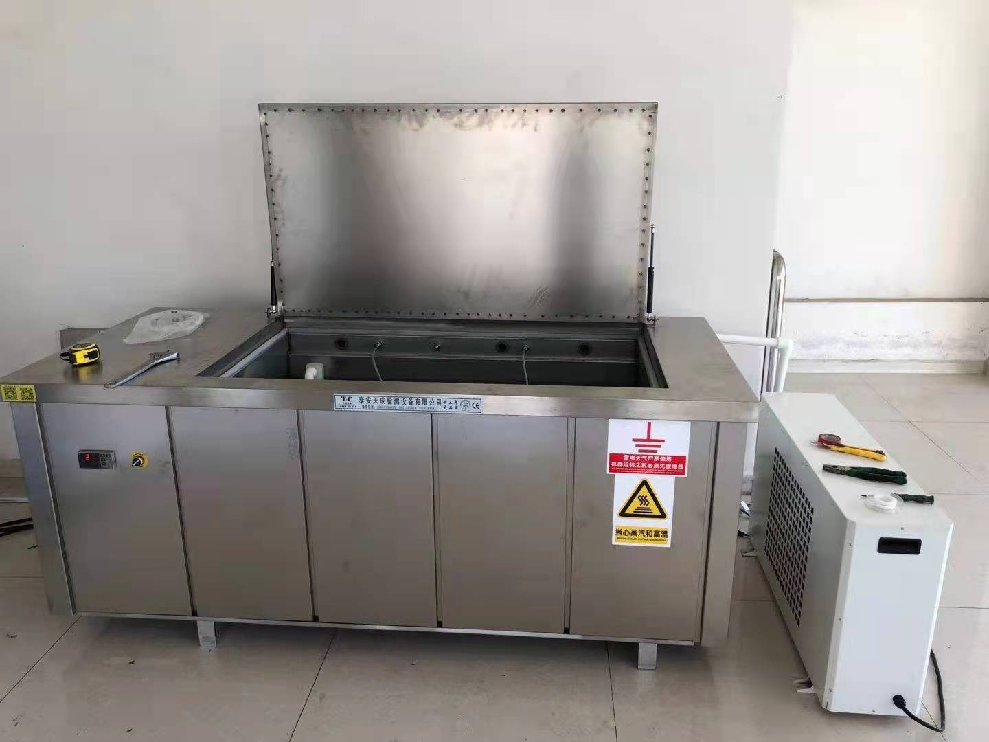 Constant temperature box for medium