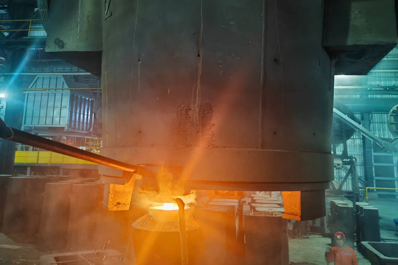 Steel ingot pouring operation site Steel ingot pouring operation site