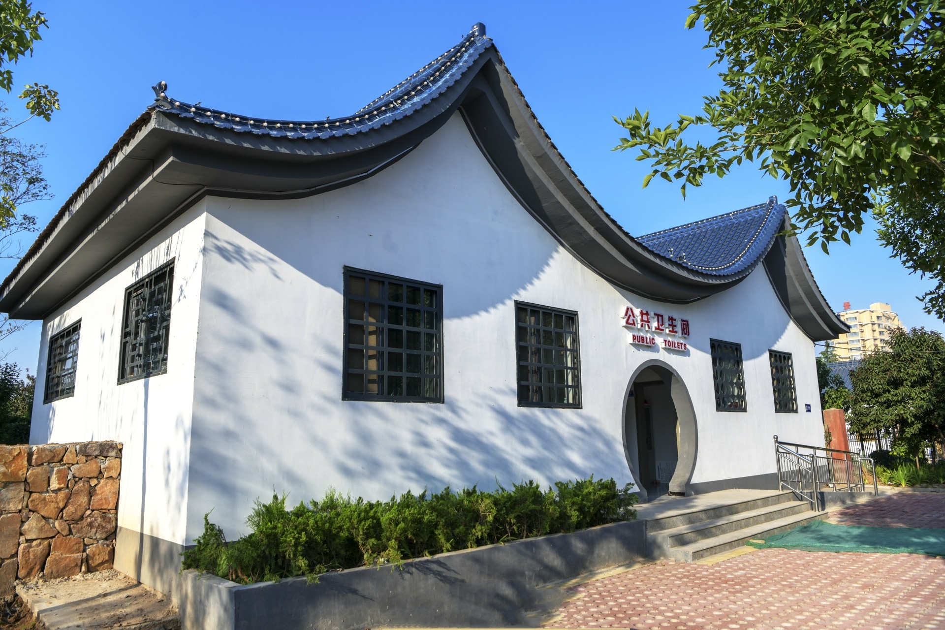 省住建厅一行在邯郸开展调研，实地查看了广平县建设重点项目城市公厕建设运维情况