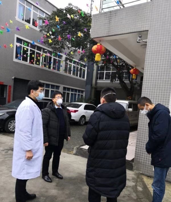 坚守在抗击病毒的一线