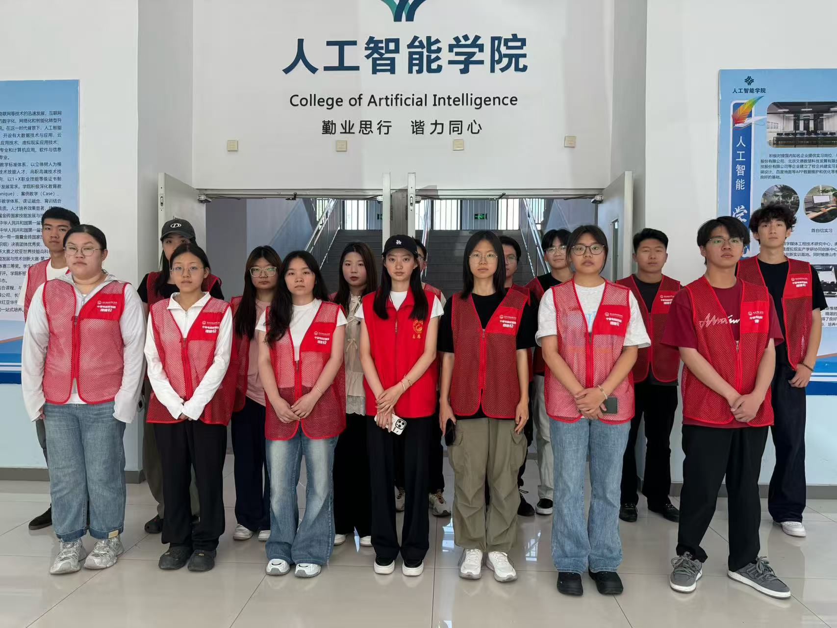 人工智能学院组织学生开展实训楼C5机房清洁行动