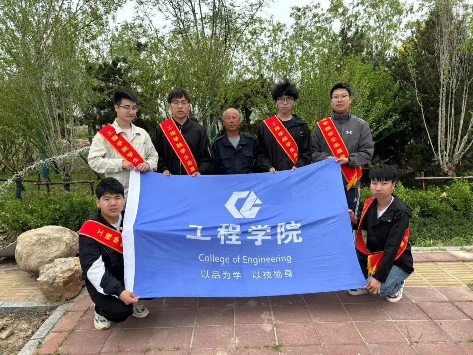工程学院开展“心系环卫工，争做新青年”志愿服务活动