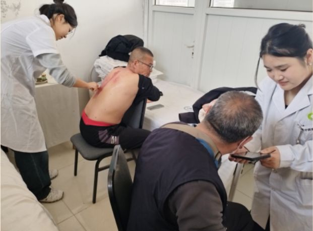 给乡村送温暖  中医刮痧社团学 “雷锋” 行动