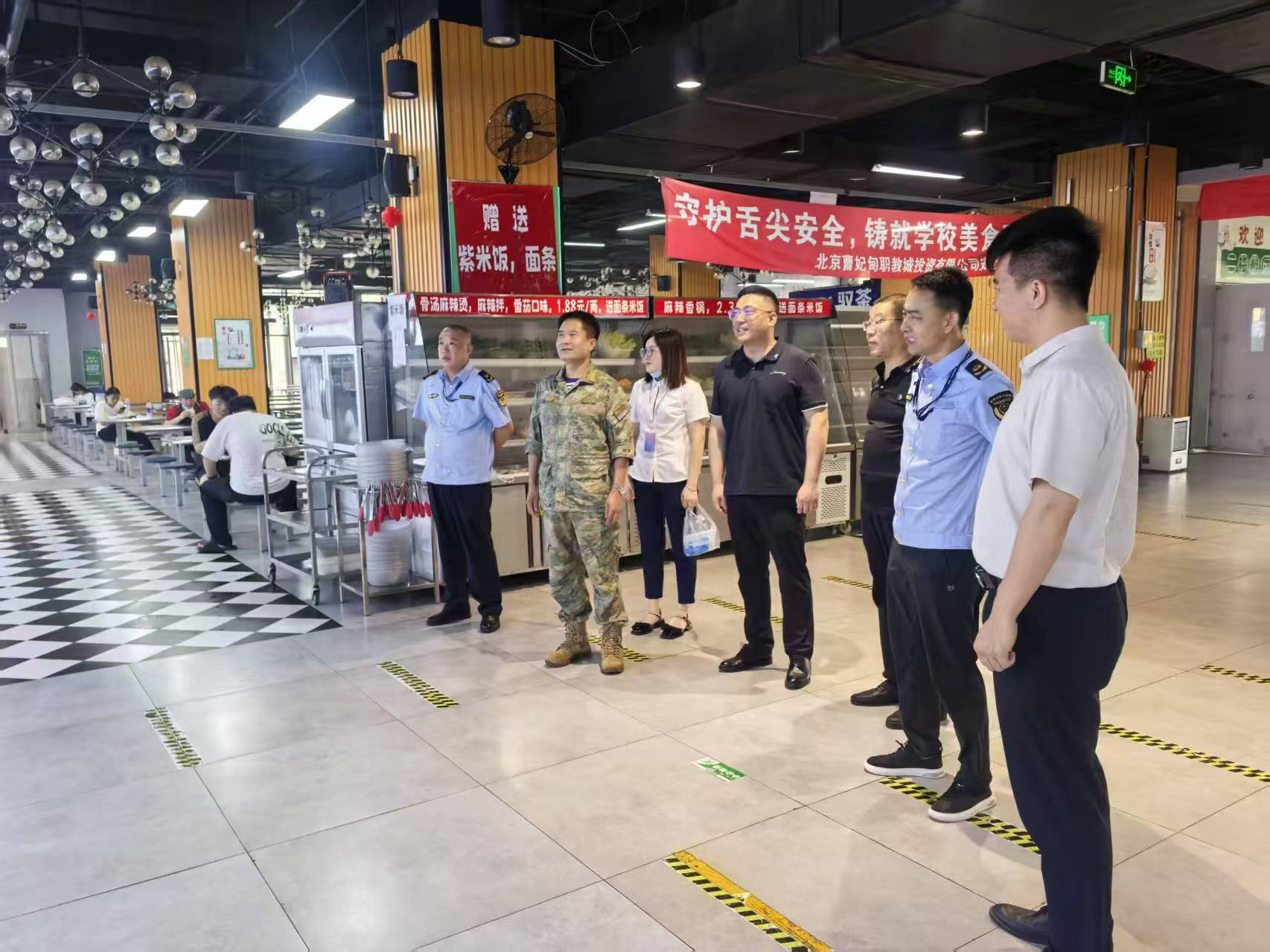 【后勤时讯】区委常委、区人武部政治委员黄昌逊来我校食堂检查指导