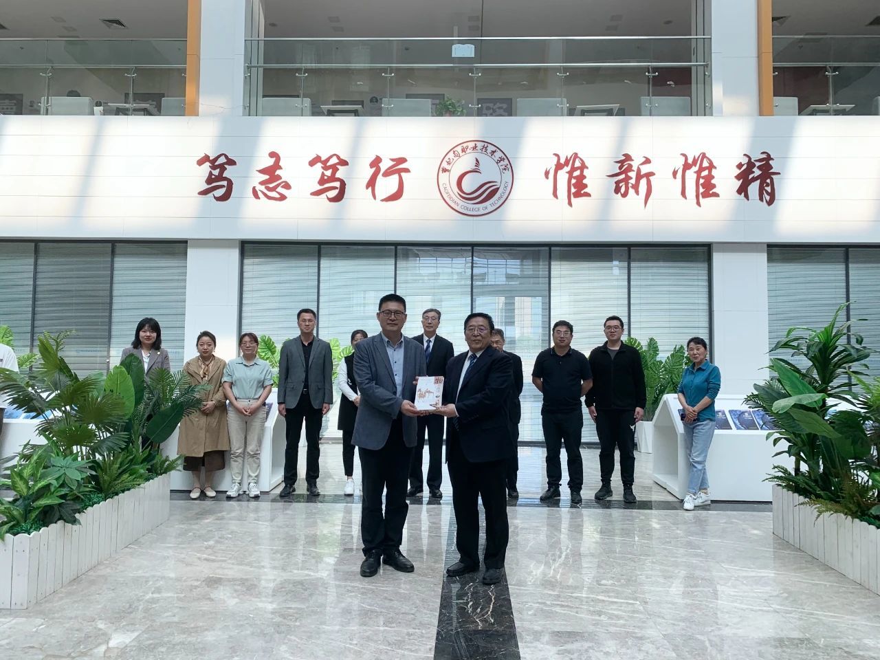 书送未来 点亮梦想丨中国保信集团教育总督学谭振亚、北京航空航天大学宫浩钦教授为曹职院捐赠图书