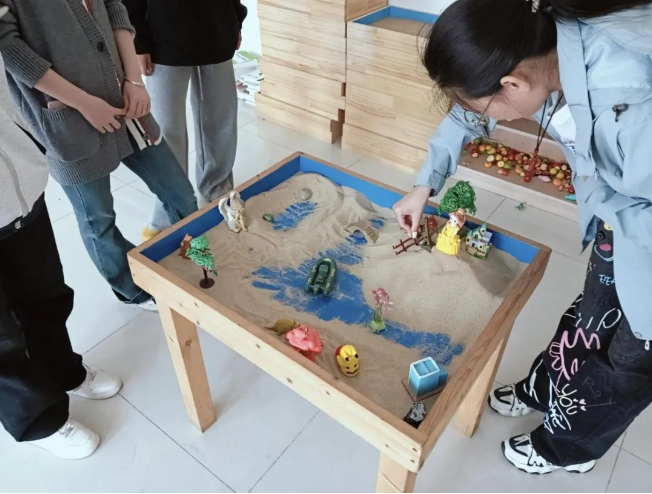 沙海拾贝，筑梦心灵  心光岛屿沙盘社开展沙盘体验活动