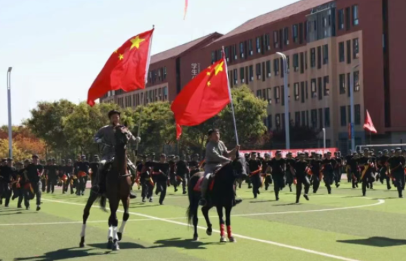 迷彩映初心 警钟催奋进丨曹妃甸职业技术学院2025级国防教育成果展演暨总结表彰大会