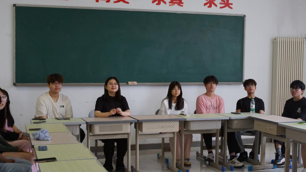 班级心理团建班会：在游戏中点亮心灵与默契