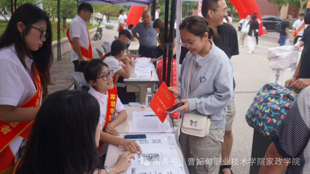 晨光映银沙，温情满校园：家政学院暖心迎接25届新生