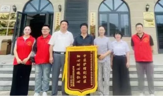 健康送万家，真情致谢送锦旗——南丁格尔护理志愿者协会收到社区赠送锦旗