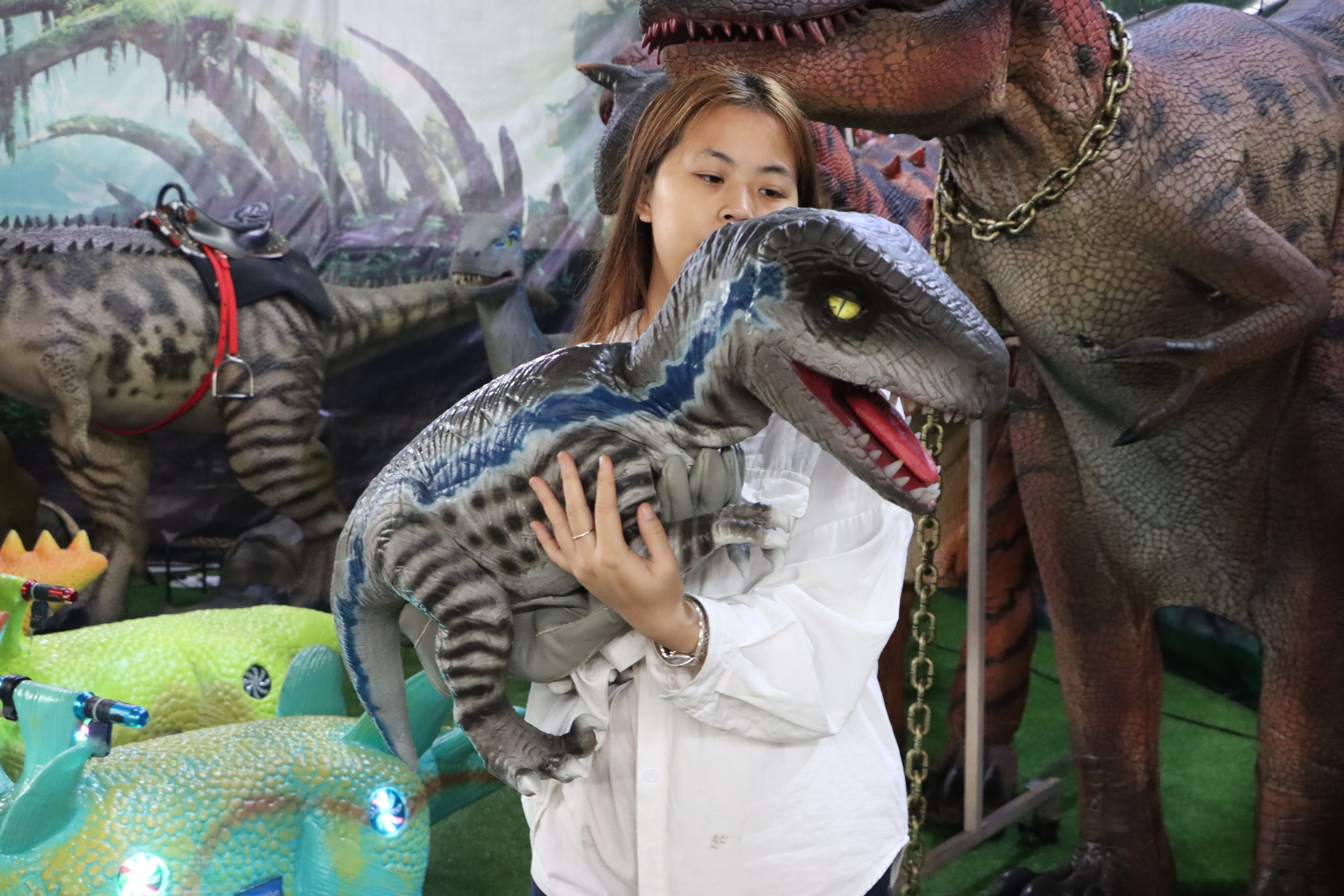 The Most Popular Dinosaur Hand Puppet in Amusement or Adventure Park to Equip with Dinosaur Costume