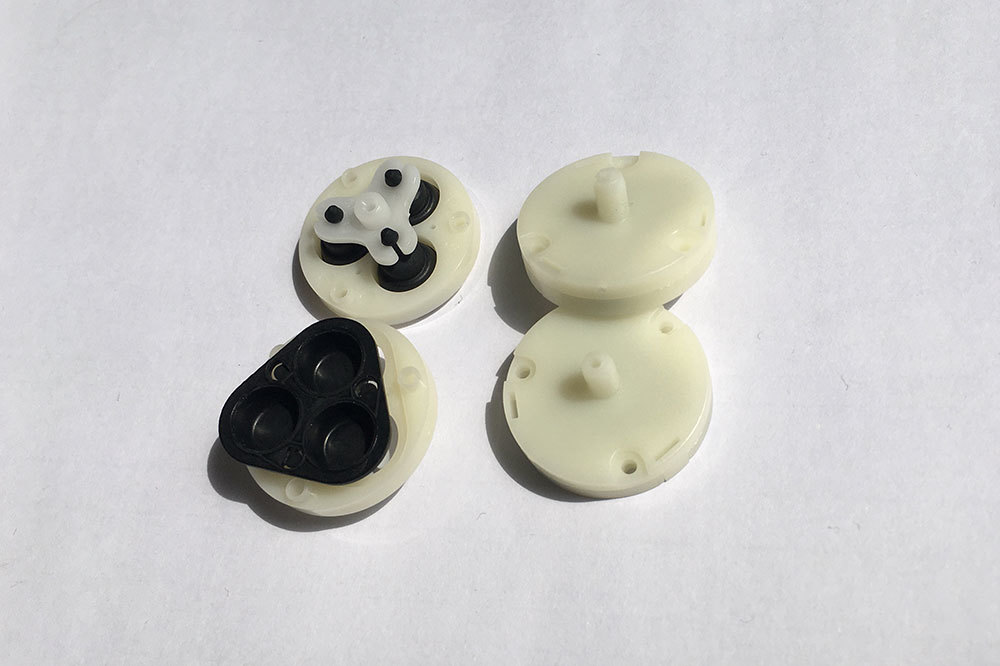 Rubber gasket and plastic parts assembly