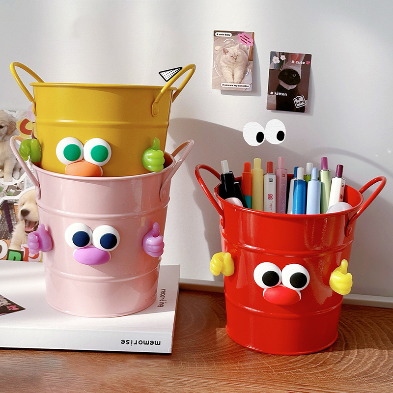 Retro cartoon pen holder