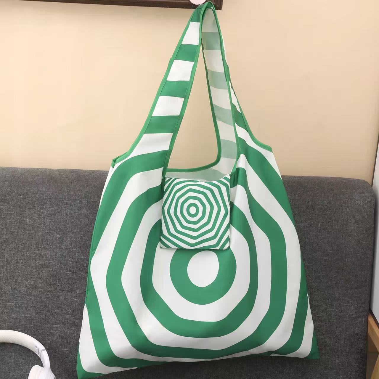 Creative round-pattern folding bag