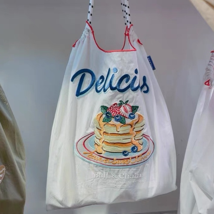 Embroidered folding bag