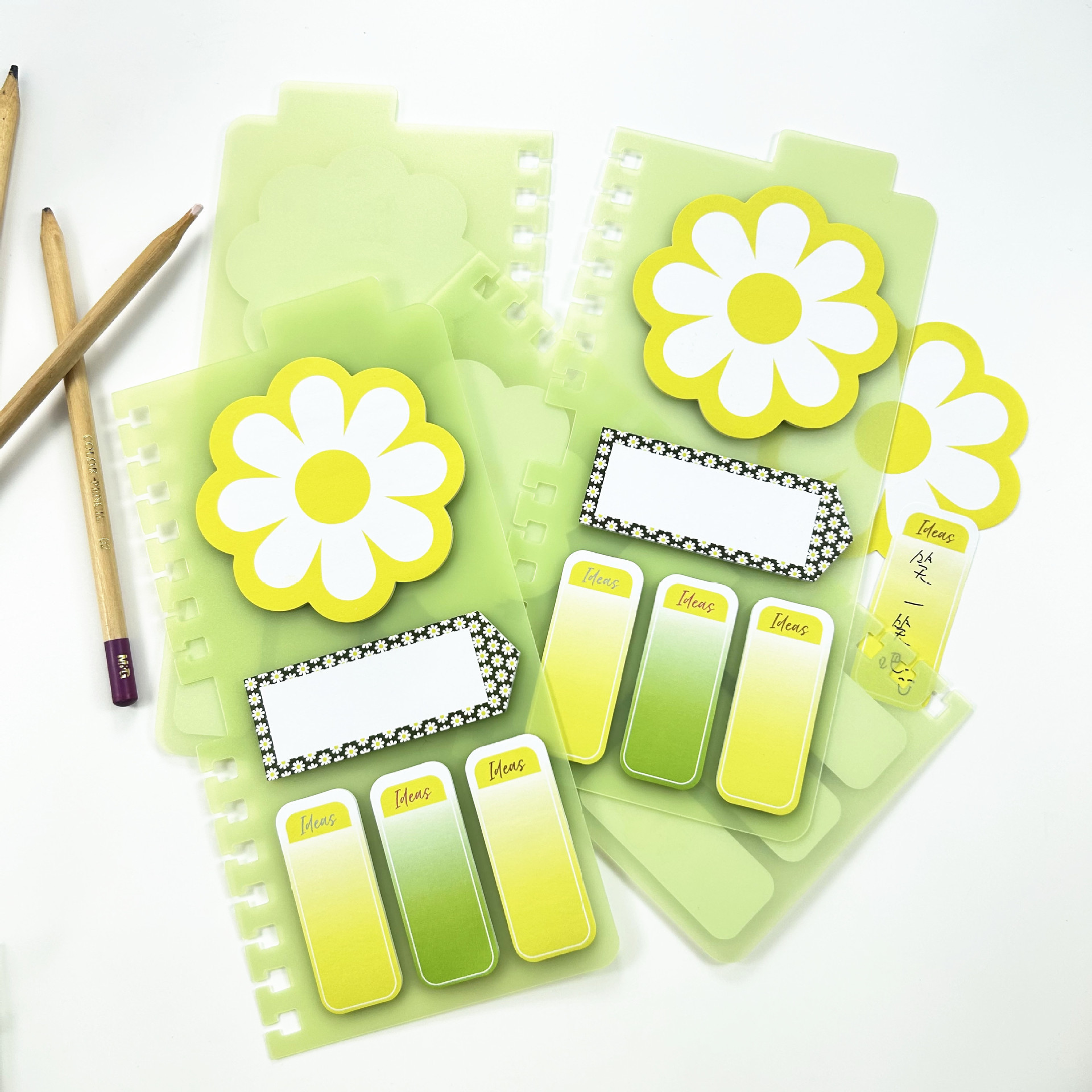 Flower-shaped memo pad set