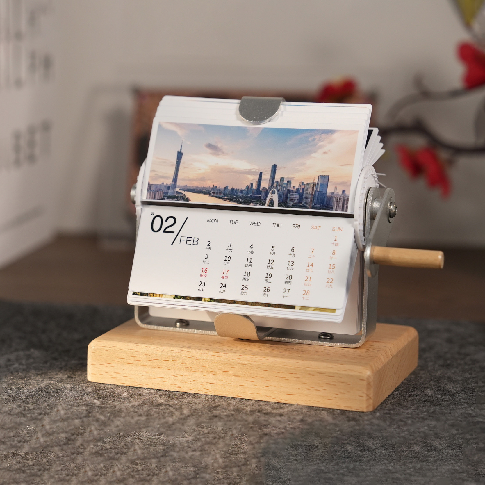 Hand-cranked flip desk calendar