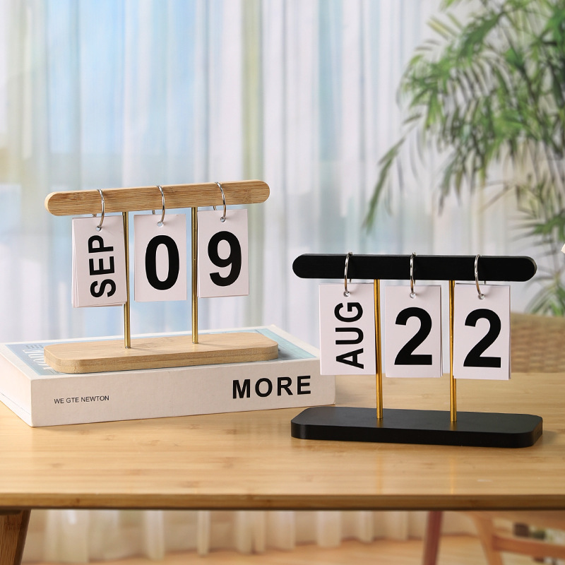 Wooden page-turning desktop calendar