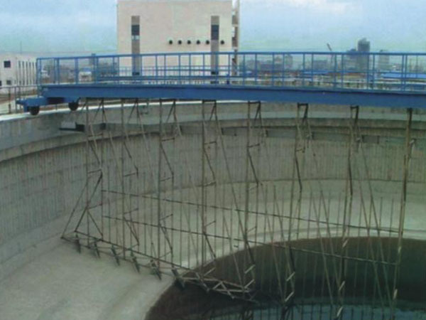 Peripheral drive thickener