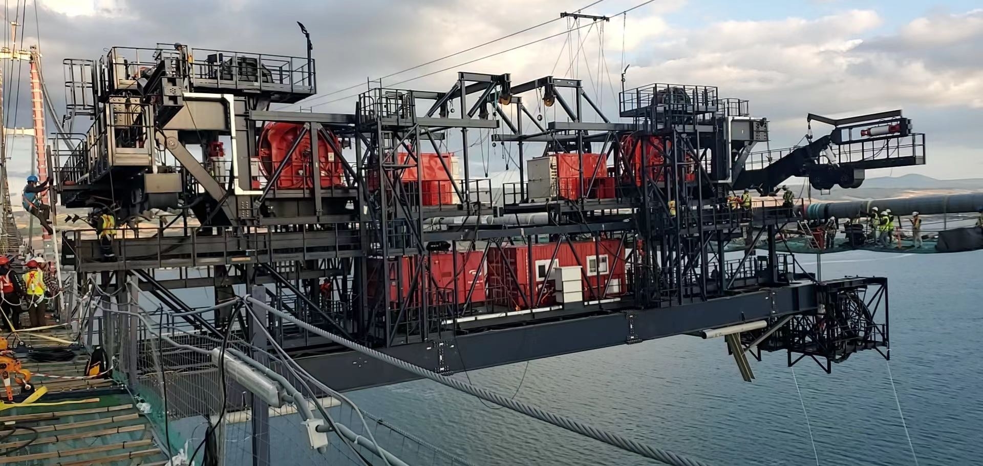 Steel wire winch supporting the world's first span suspension bridge