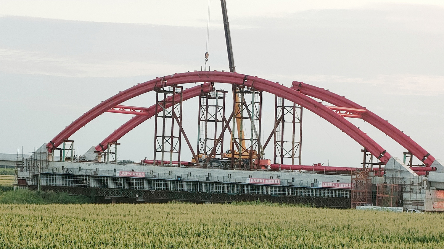 Construction and installation of tie arch and steel truss in Xiaoqing River restoration Project