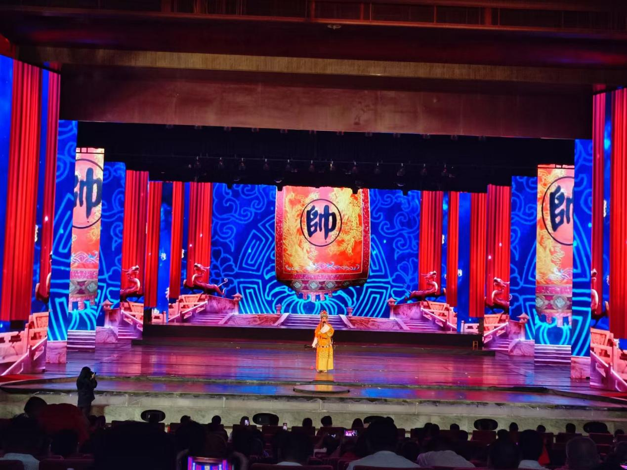 The Kaifeng City Federation of Industry and Commerce held a cultural performance to celebrate the 75th anniversary of the founding of the country.