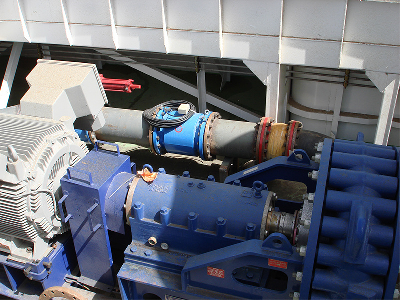 Photos of the electromagnetic flowmeter used on the newly constructed million-ton project ship at the Qinghai Salt Lake.