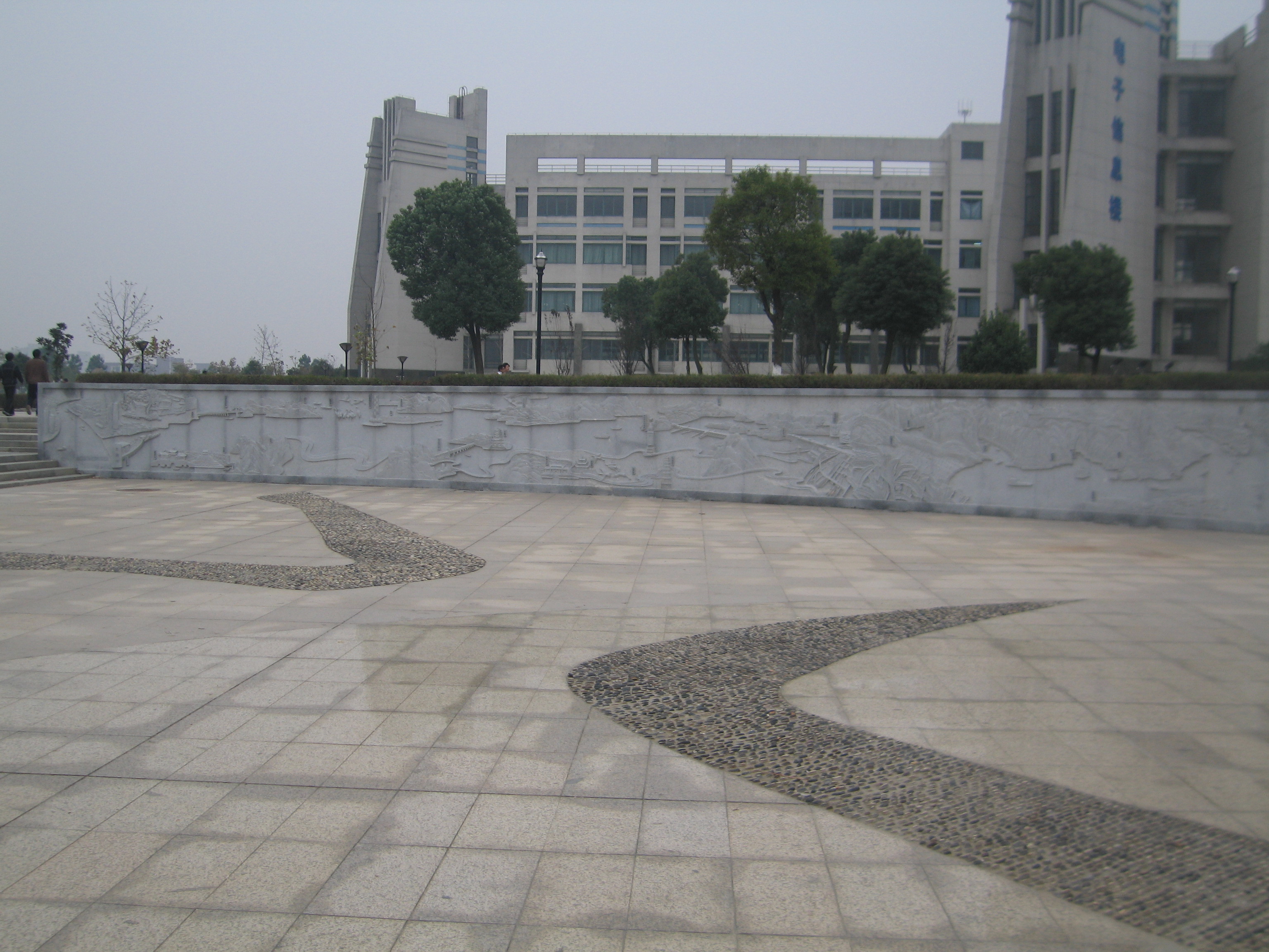 工程學(xué)校石雕