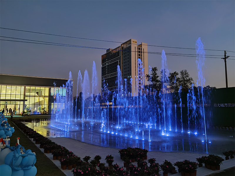 Discover the Allure of Urban Dry Fountains: A Trend in Modern Architecture