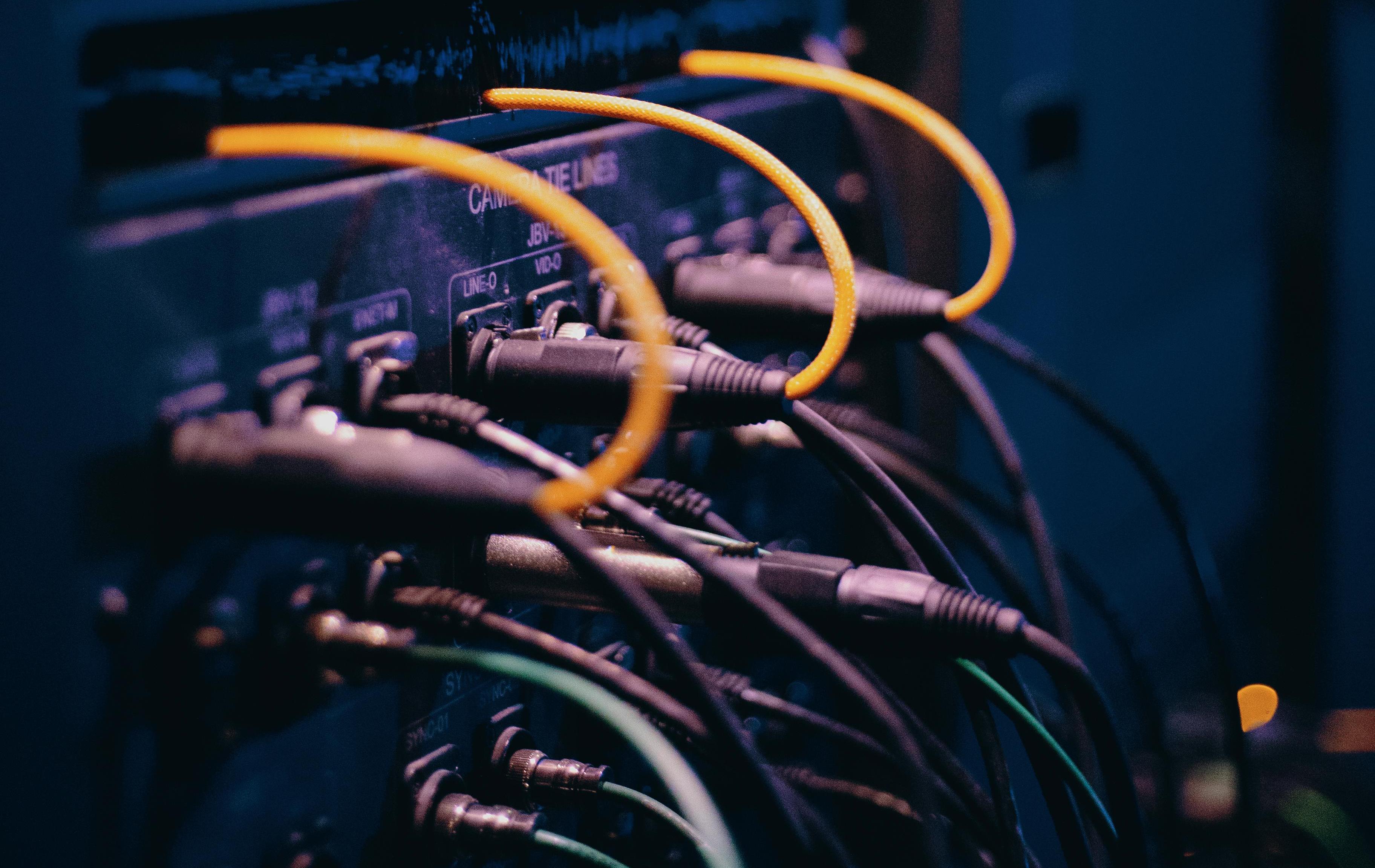 How do MPO connectors enhance fiber network efficiency in data centers?